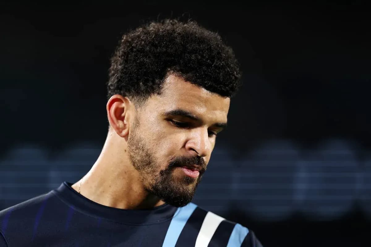 Joueur de football regardant vers le bas Joueur de football regardant vers le bas