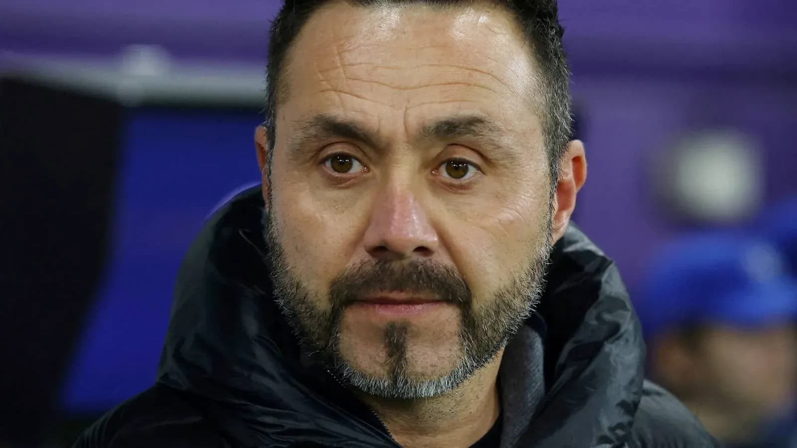 Entraîneur sur le banc pendant un match Entraîneur sur le banc pendant un match