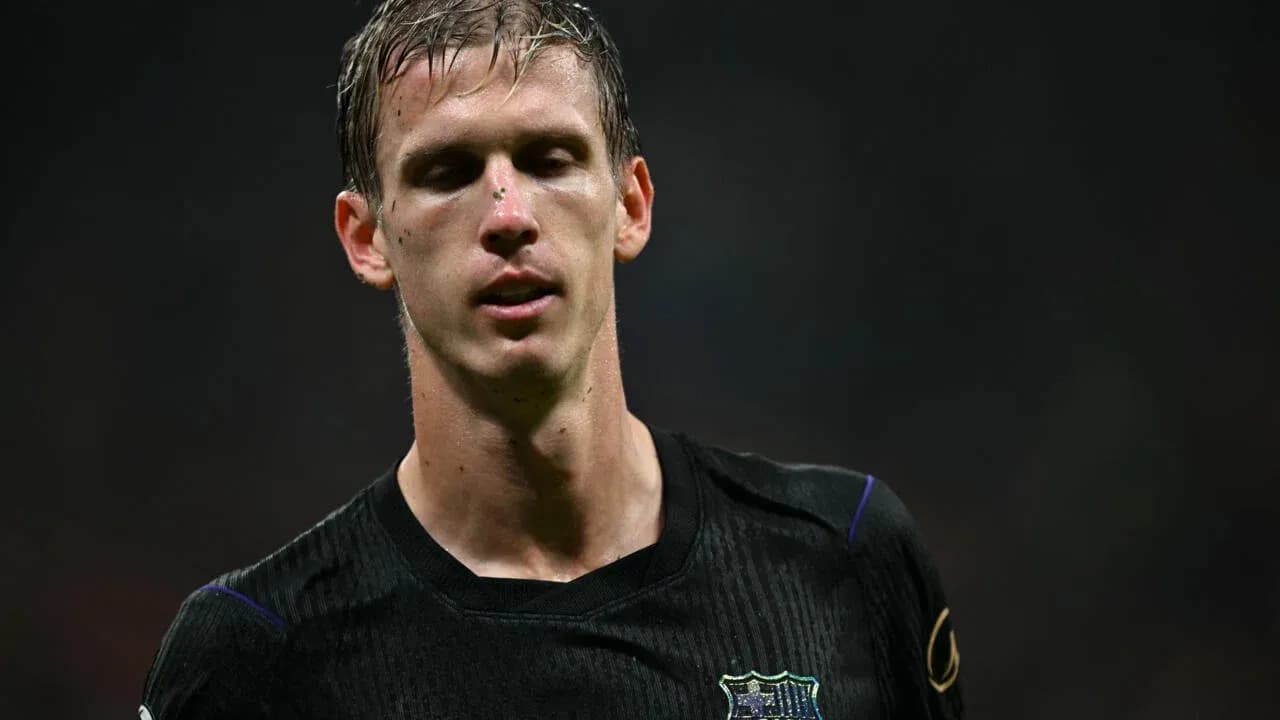 Joueur en maillot noir sur le terrain de football Joueur en maillot noir sur le terrain de football