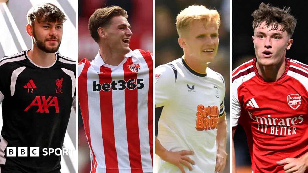 Quatre joueurs de football en maillots d'équipes différentes Quatre joueurs de football en maillots d'équipes différentes