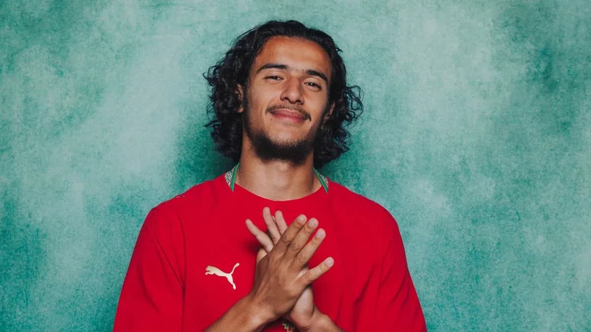 Joueur en maillot rouge avec mains jointes Joueur en maillot rouge avec mains jointes