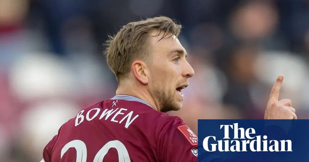 Joueur de football en maillot maroon avec numéro 20 Joueur de football en maillot maroon avec numéro 20