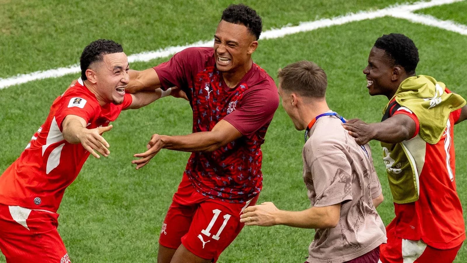 Joueurs suisses célébrant un but Joueurs suisses célébrant un but
