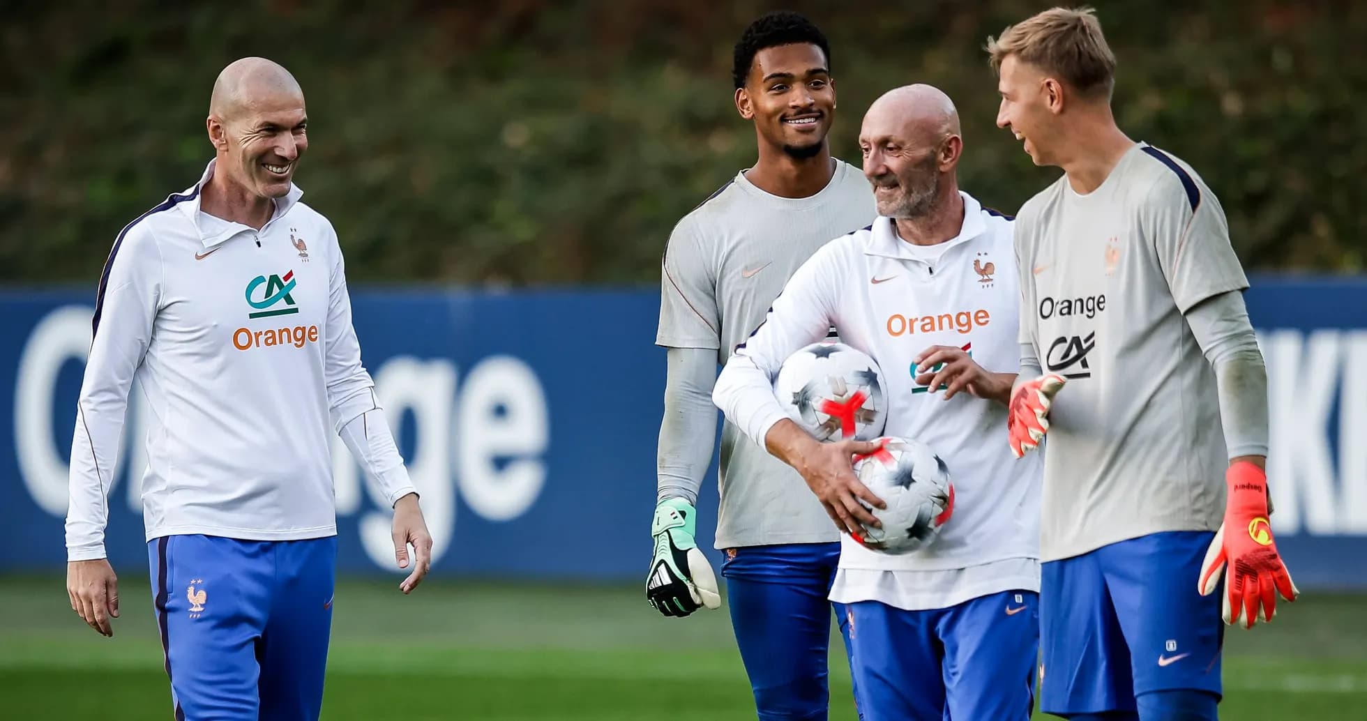 Équipe de France s'entraînant avec des ballons de football Équipe de France s'entraînant avec des ballons de football