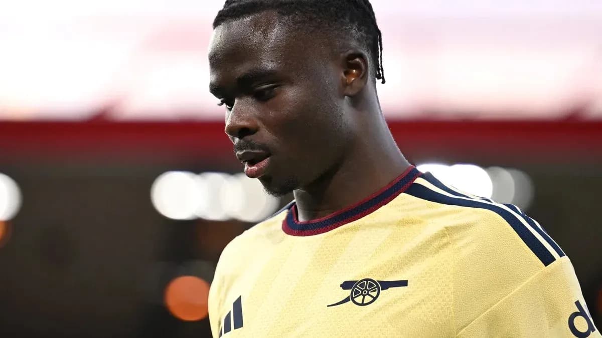 Joueur d'Arsenal portant un maillot jaune sur le terrain Joueur d'Arsenal portant un maillot jaune sur le terrain