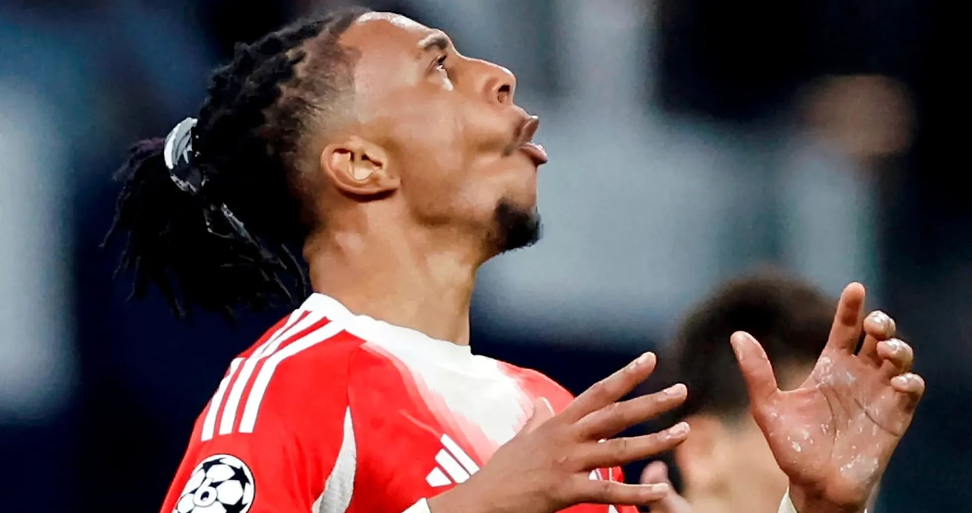 Joueur levant les mains lors d'un match de football Joueur levant les mains lors d'un match de football