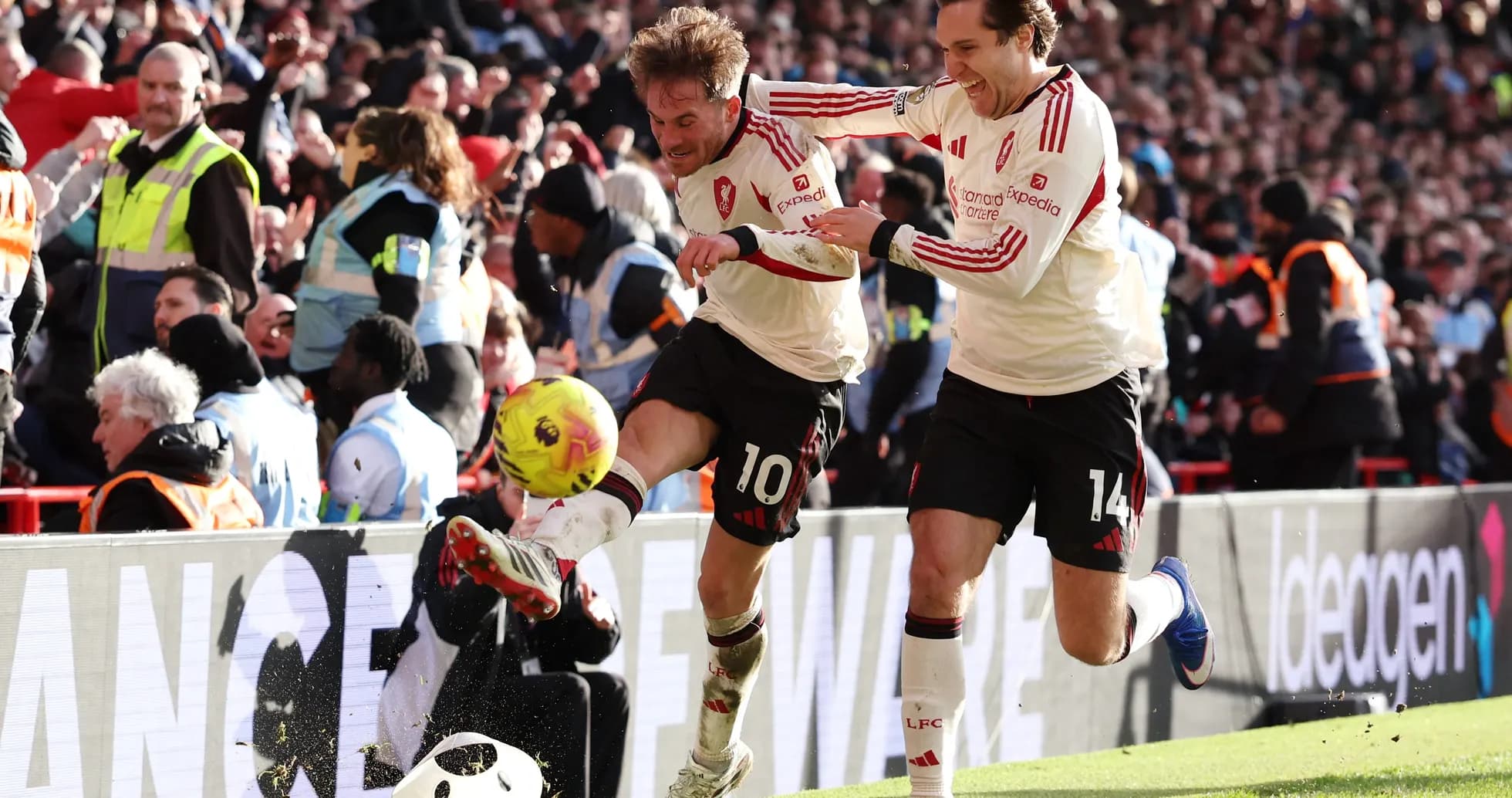 Deux joueurs de Liverpool célébrant un but Deux joueurs de Liverpool célébrant un but