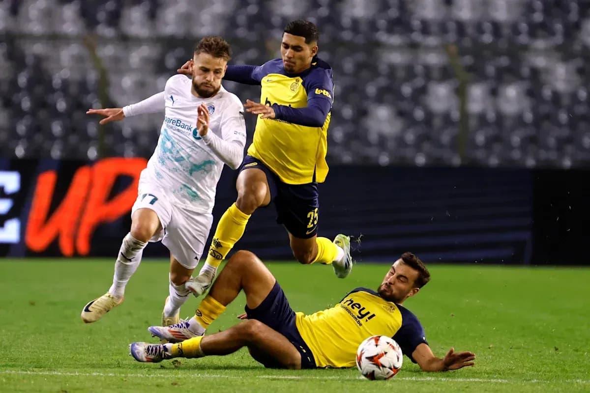 Joueur dribblant entre deux adversaires pendant un match Joueur dribblant entre deux adversaires pendant un match