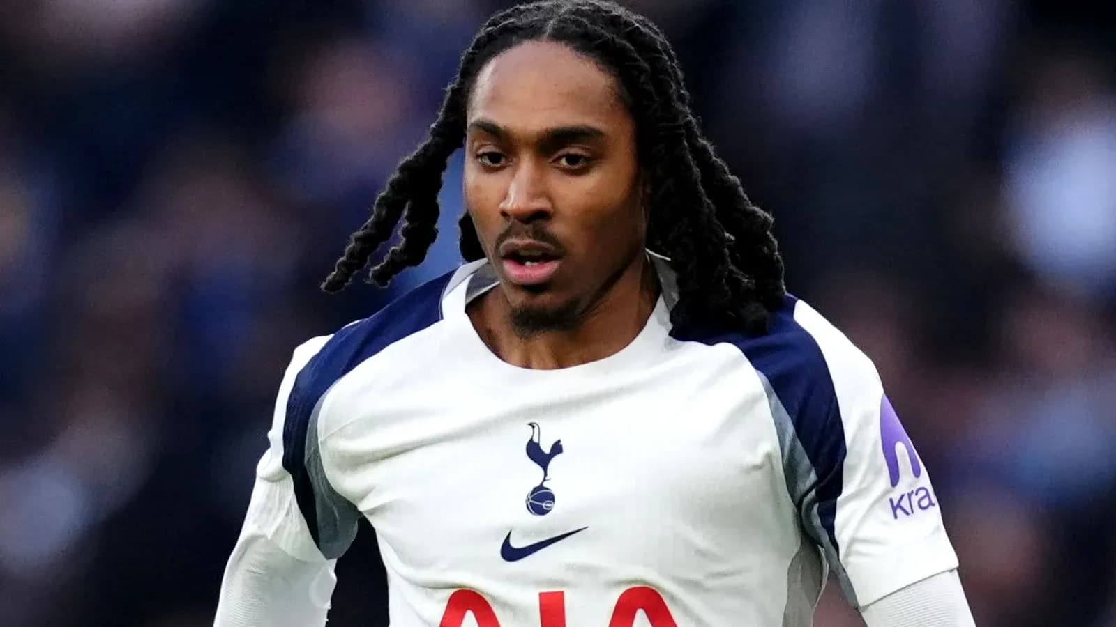 Joueur de Tottenham courant sur le terrain Joueur de Tottenham courant sur le terrain
