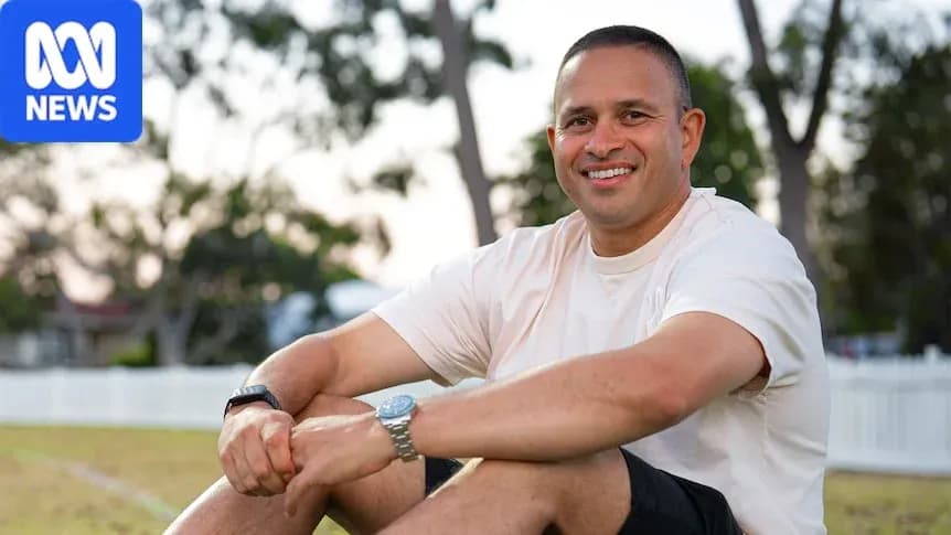 Homme souriant assis sur un terrain de sport Homme souriant assis sur un terrain de sport