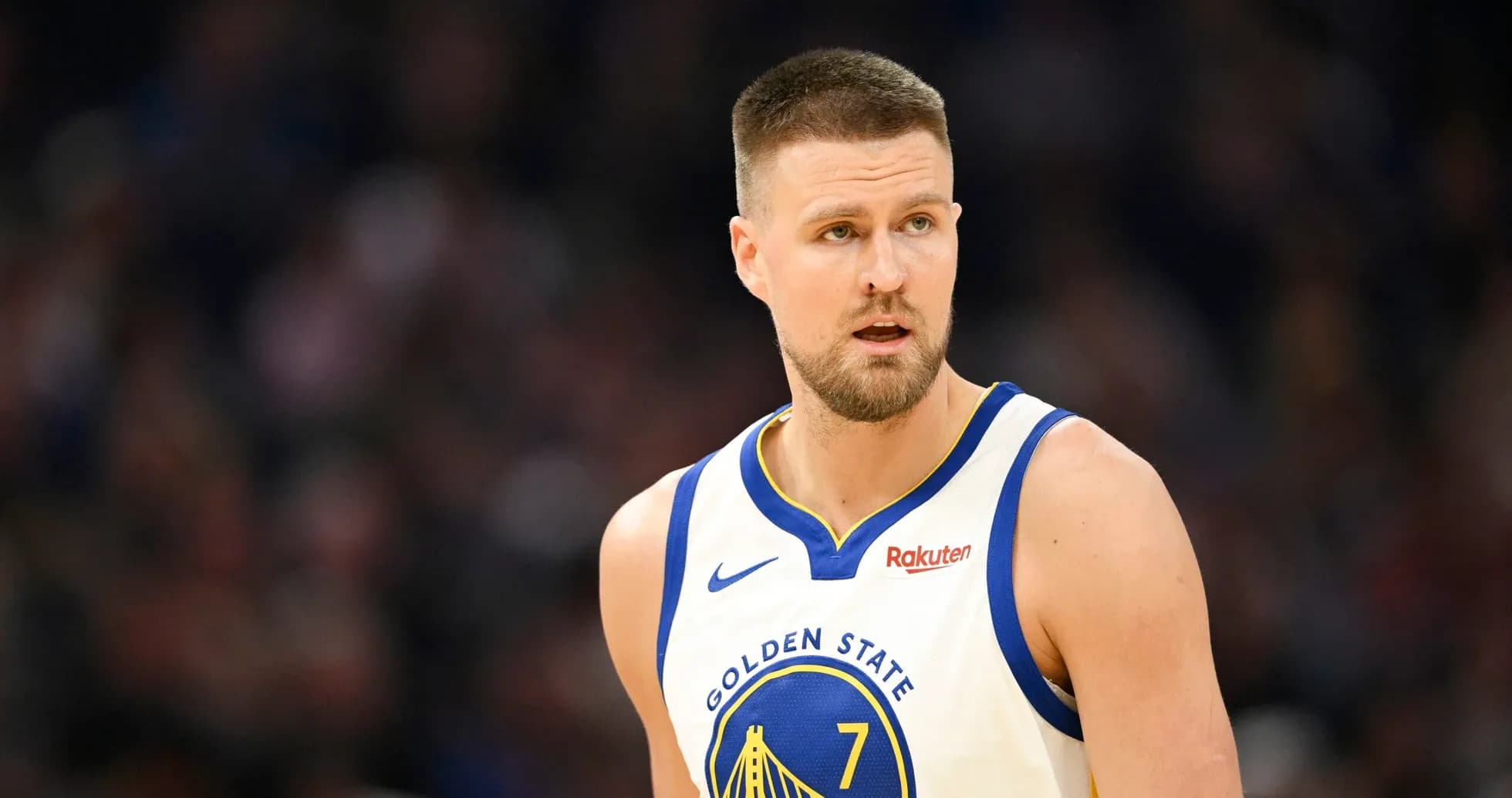 Joueur des Golden State Warriors en action sur le terrain Joueur des Golden State Warriors en action sur le terrain