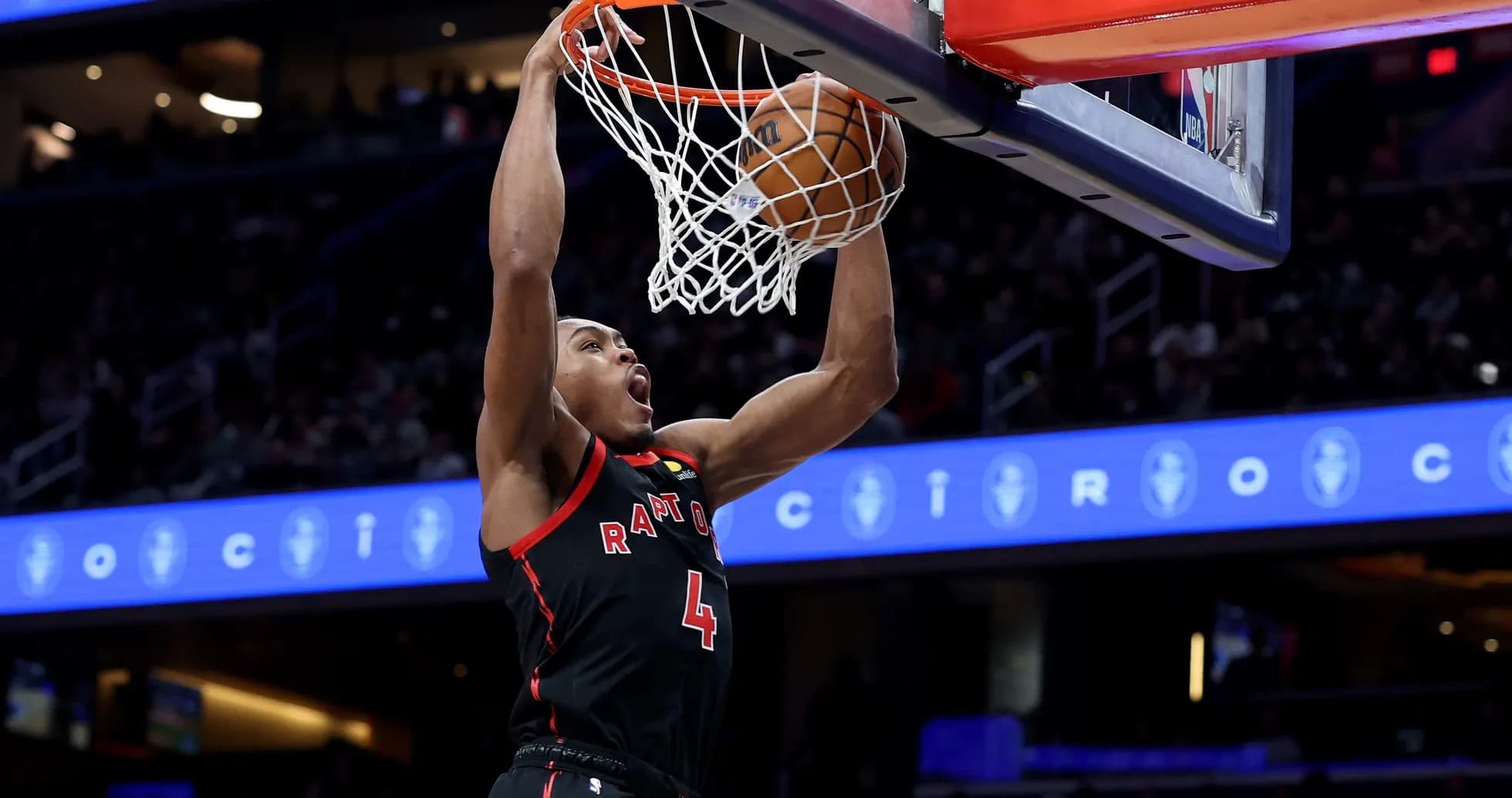 Joueur des Raptors dunkant dans le panier Joueur des Raptors dunkant dans le panier