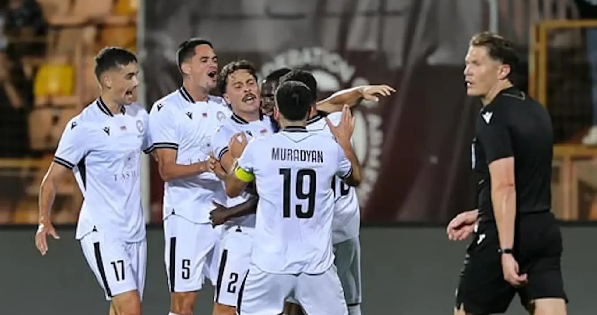 Joueurs d'Ararat-Armenia célébrant un but Joueurs d'Ararat-Armenia célébrant un but