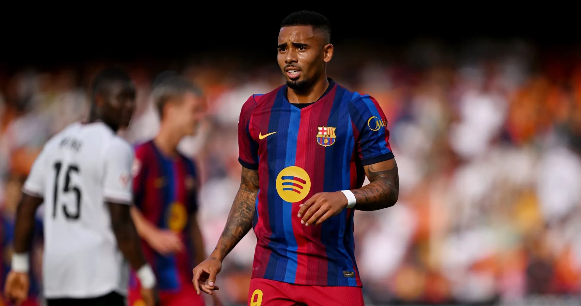 Joueur de Barcelone sur le terrain pendant un match Joueur de Barcelone sur le terrain pendant un match
