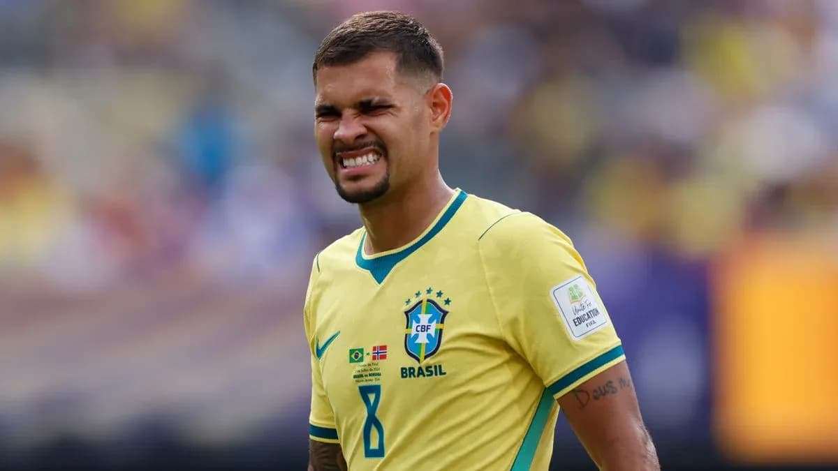 Joueur brésilien en maillot jaune sur le terrain Joueur brésilien en maillot jaune sur le terrain