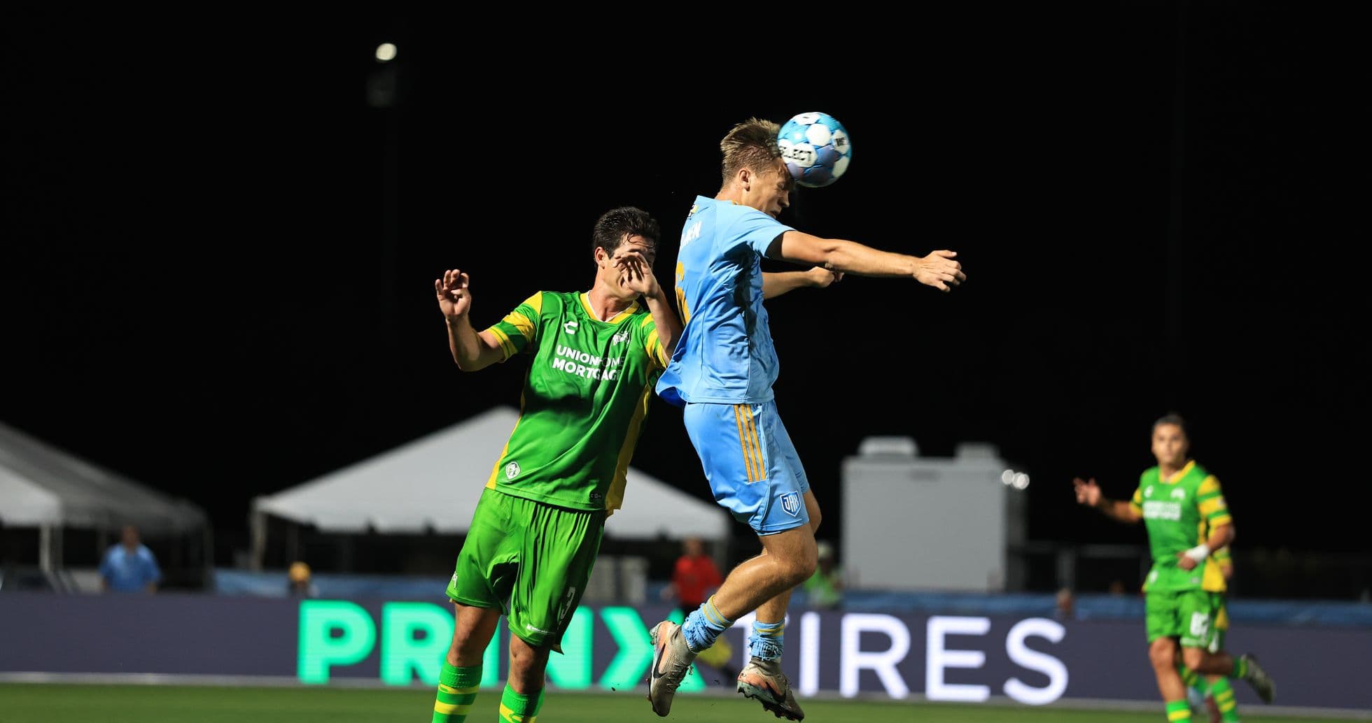 Joueurs en duel lors du match de football Joueurs en duel lors du match de football