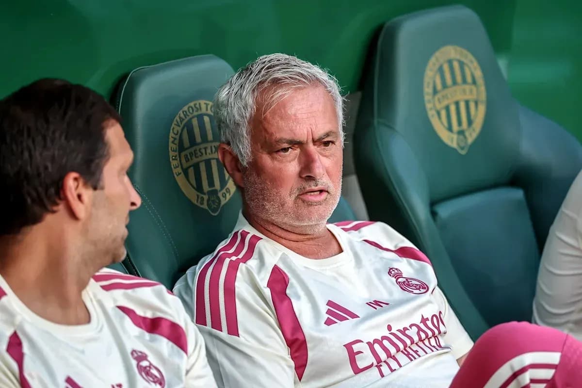 Entraîneur et joueur assis sur le banc de touche Entraîneur et joueur assis sur le banc de touche