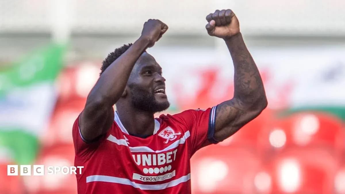 Joueur célébrant un but avec les bras levés Joueur célébrant un but avec les bras levés