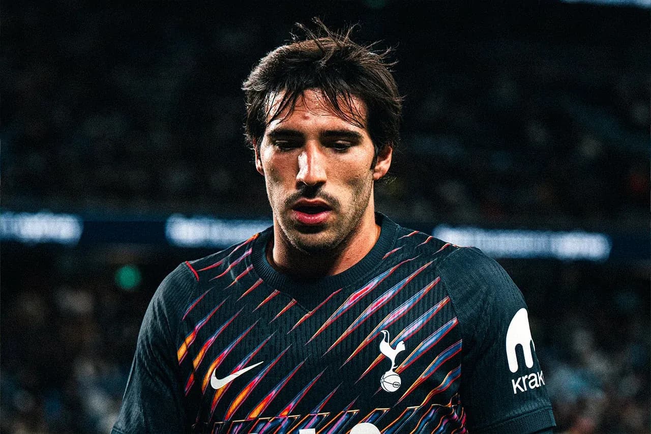 Joueur de Tottenham portant un maillot noir Joueur de Tottenham portant un maillot noir