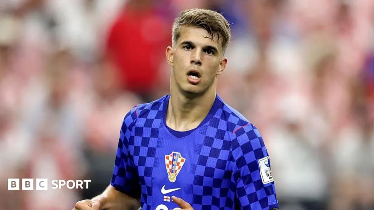 Joueur croate en maillot à carreaux lors du match Joueur croate en maillot à carreaux lors du match
