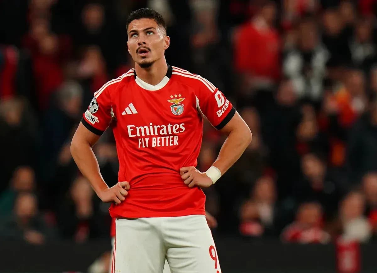 Joueur de Benfica avec maillot rouge sur le terrain Joueur de Benfica avec maillot rouge sur le terrain