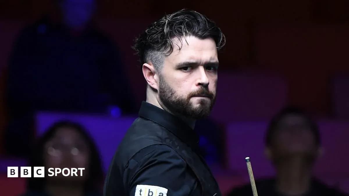 Joueur de snooker avec une queue, regard intense Joueur de snooker avec une queue, regard intense