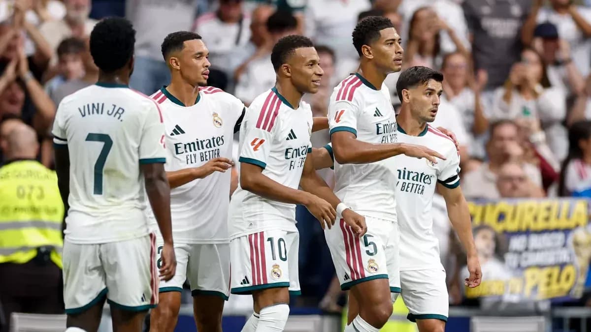 Joueurs de Real Madrid célébrant un but Joueurs de Real Madrid célébrant un but