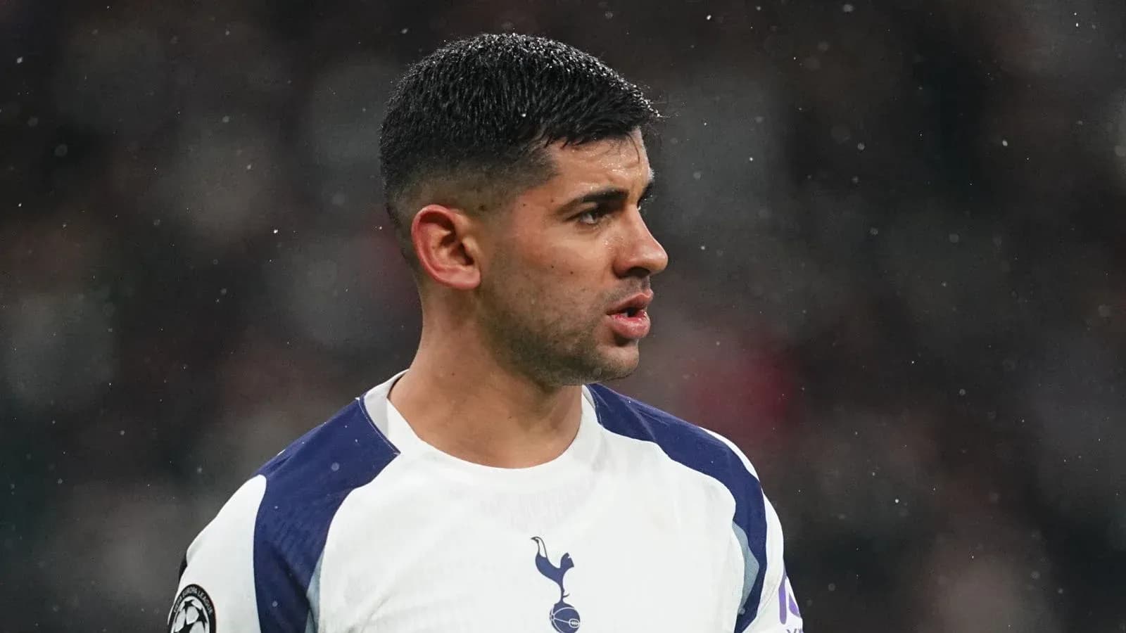Joueur de Tottenham en action sur le terrain Joueur de Tottenham en action sur le terrain