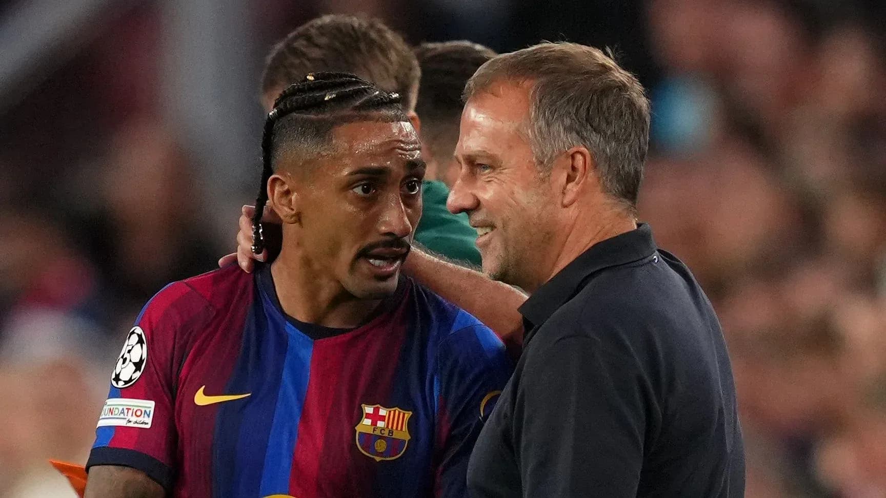 Joueur du FC Barcelone discutant avec entraîneur sur le terrain Joueur du FC Barcelone discutant avec entraîneur sur le terrain