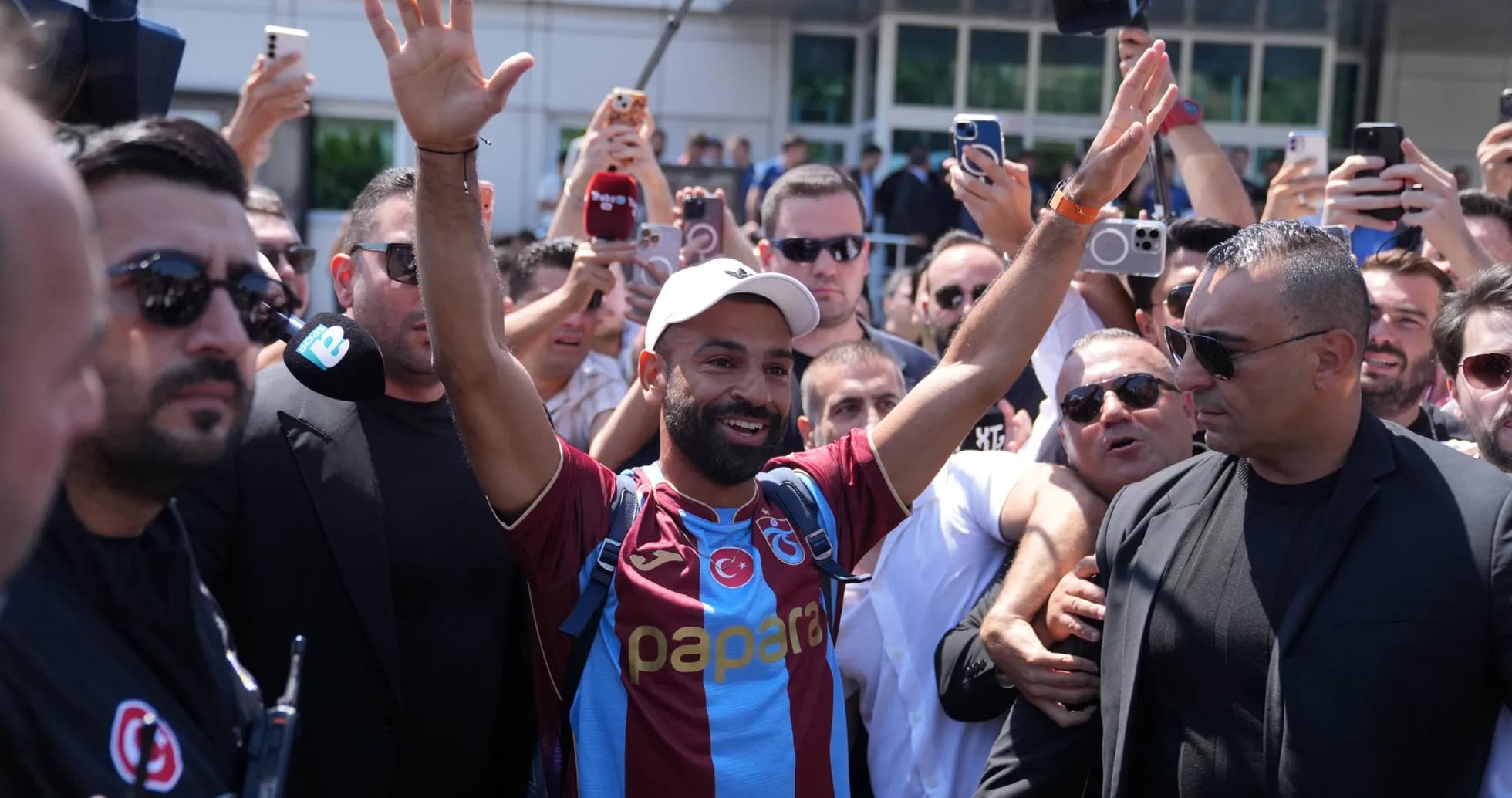 Joueur saluant les fans en portant un maillot Joueur saluant les fans en portant un maillot