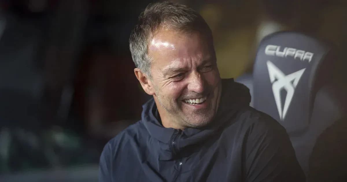 Entraîneur souriant sur le banc de touche Entraîneur souriant sur le banc de touche