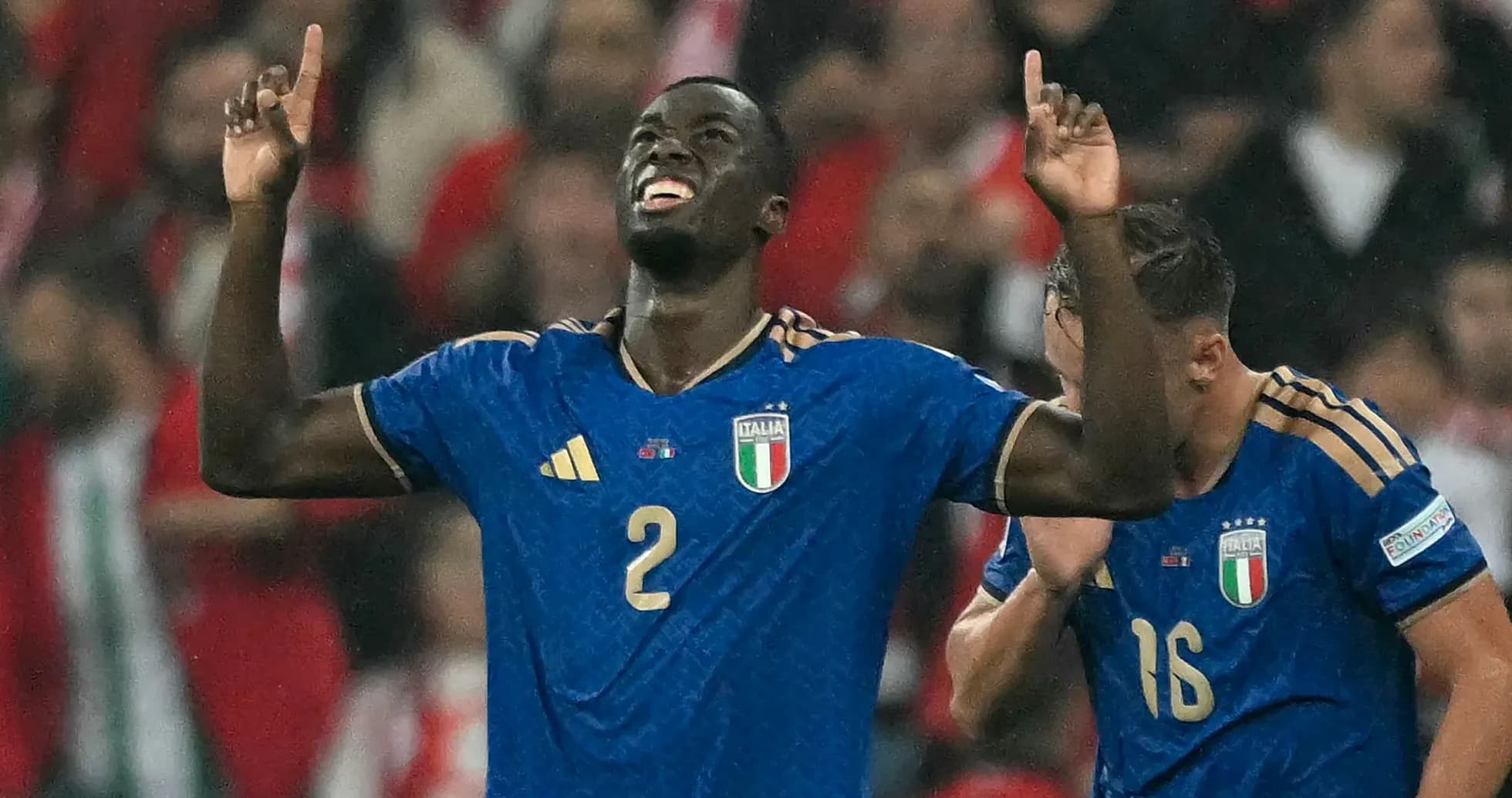 Joueur italien célébrant avec un coéquipier après un but Joueur italien célébrant avec un coéquipier après un but