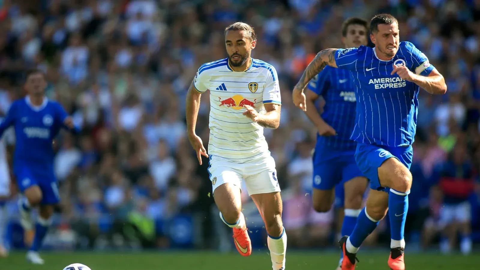 Joueurs en course pour le ballon lors du match Joueurs en course pour le ballon lors du match