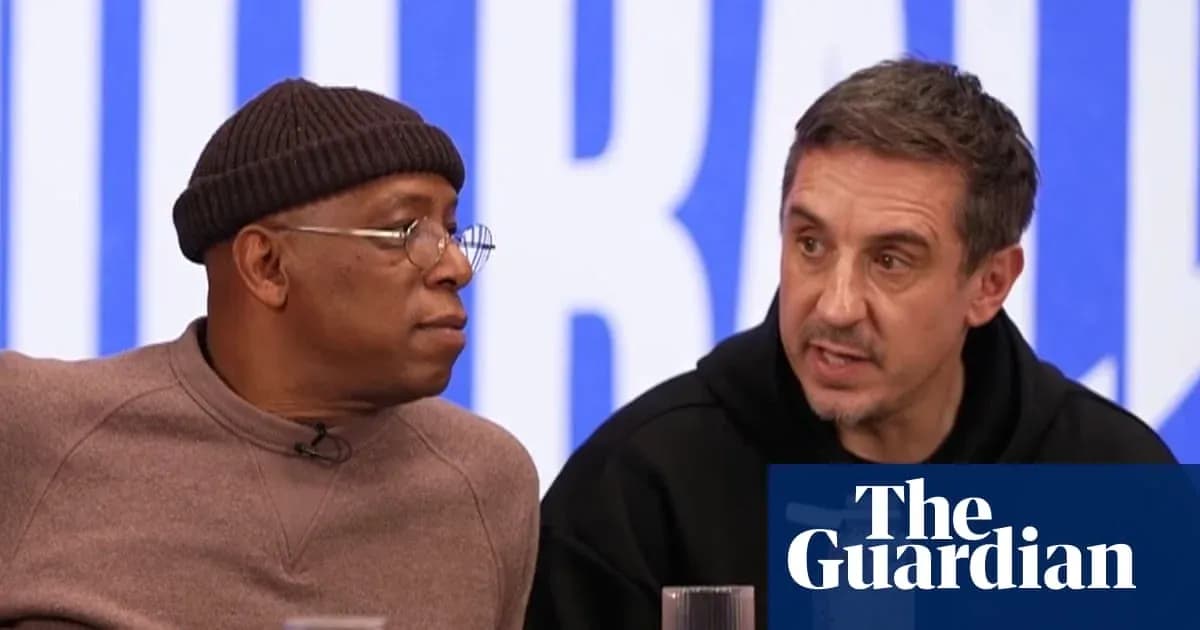 Deux commentateurs discutant lors d'une émission de sport Deux commentateurs discutant lors d'une émission de sport