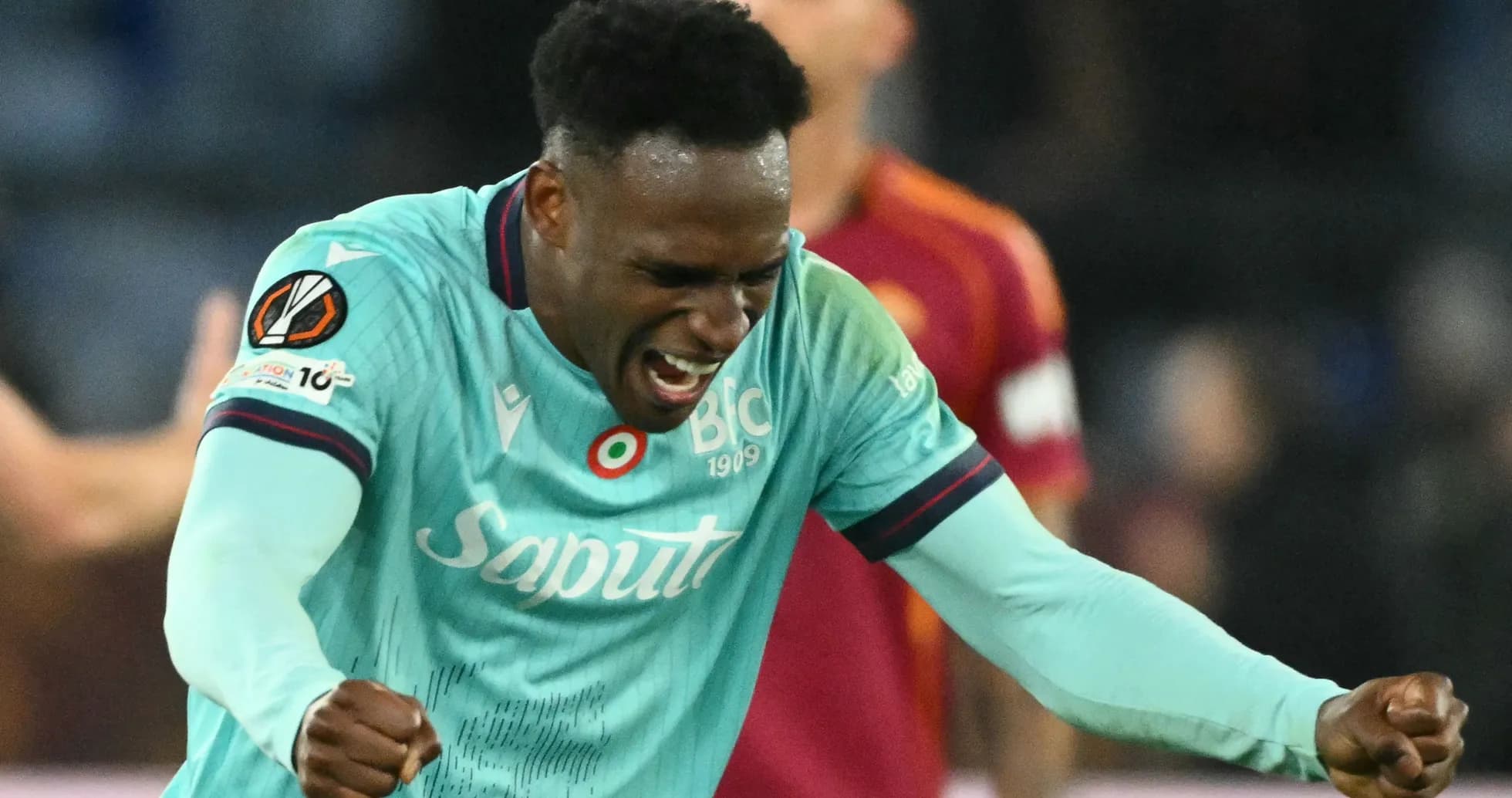Joueur célébrant un but avec enthousiasme sur le terrain Joueur célébrant un but avec enthousiasme sur le terrain