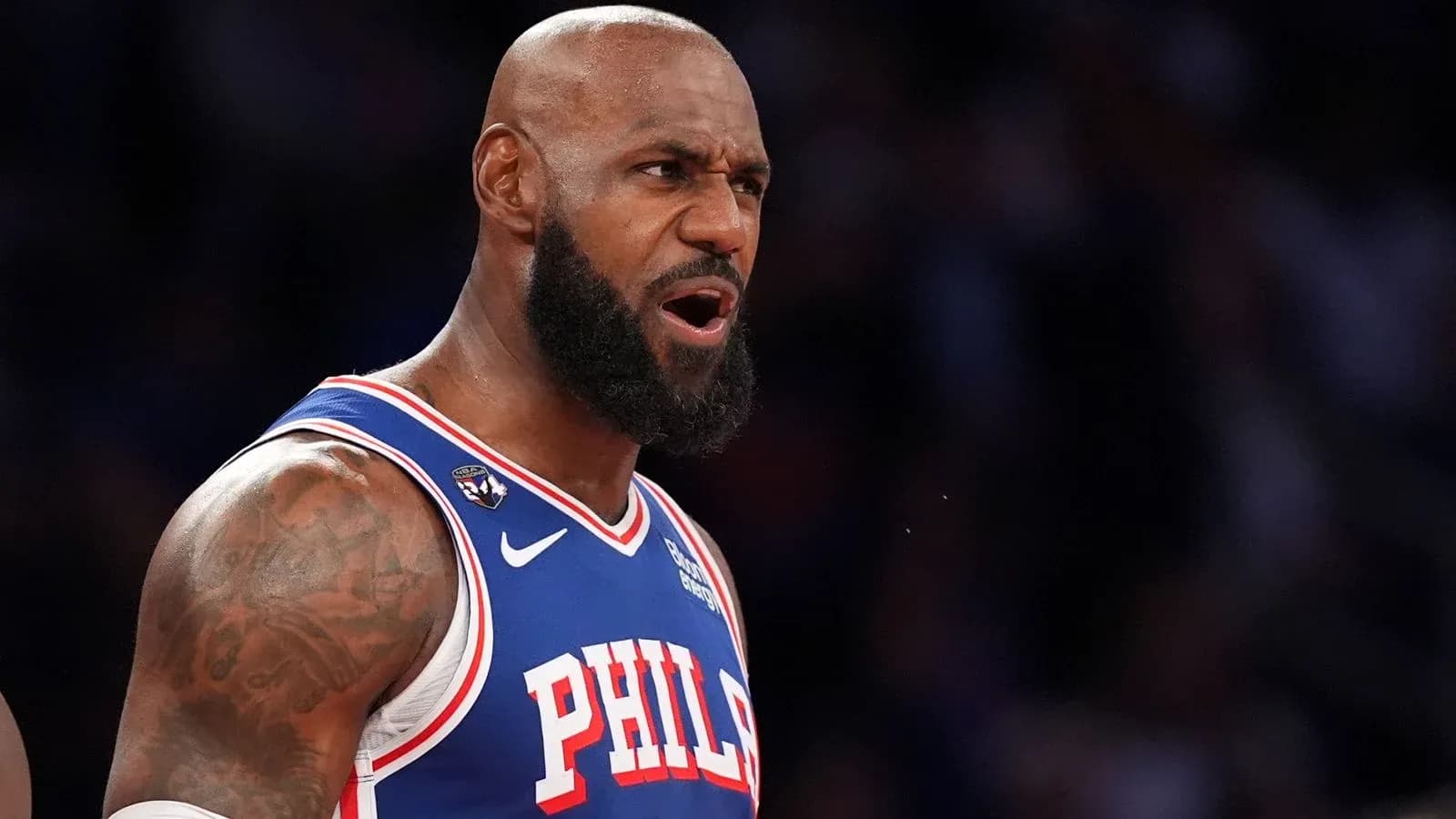 Joueur en uniforme des Philadelphia 76ers s'exprimant Joueur en uniforme des Philadelphia 76ers s'exprimant