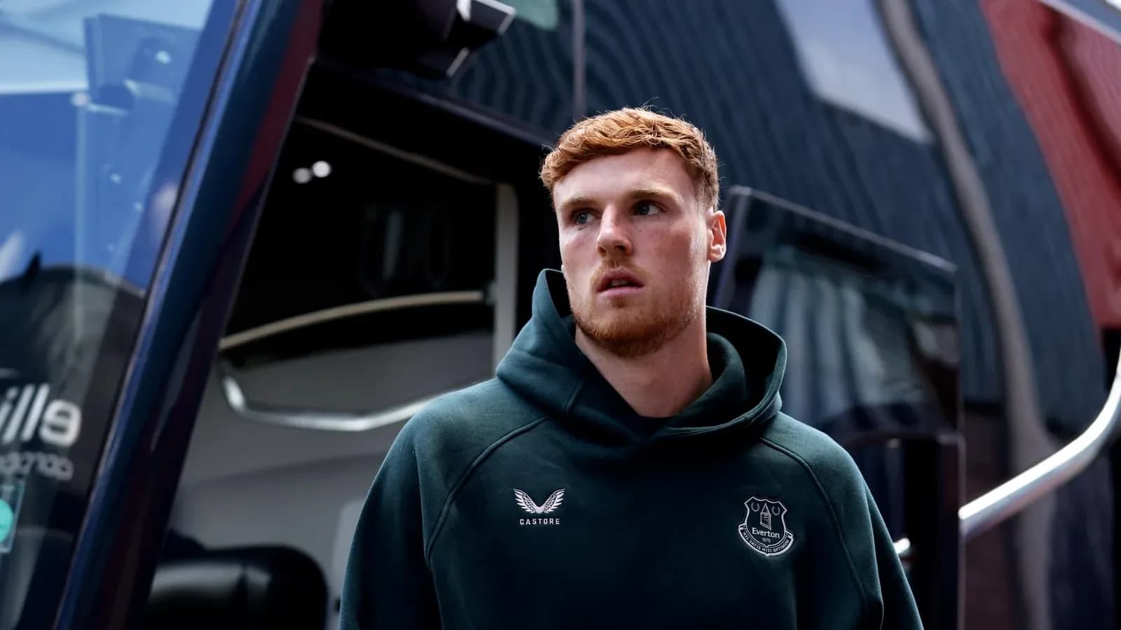 Joueur d'Everton sortant du bus d'équipe Joueur d'Everton sortant du bus d'équipe