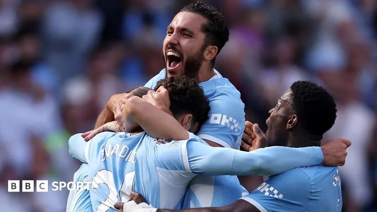 Joueurs de Manchester City célébrant un but ensemble Joueurs de Manchester City célébrant un but ensemble