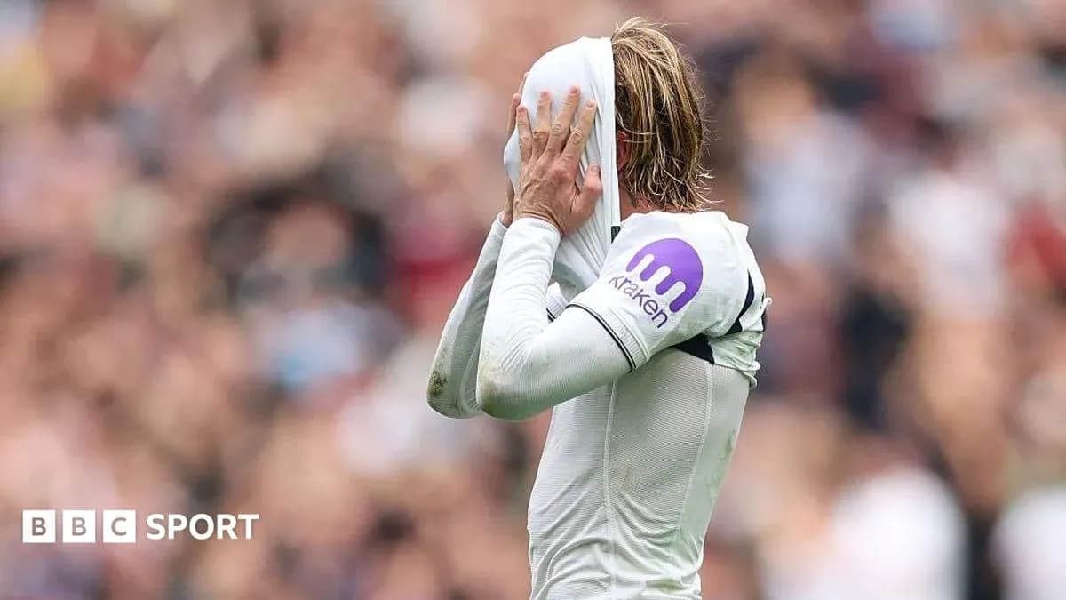Joueur se couvrant le visage avec son maillot Joueur se couvrant le visage avec son maillot