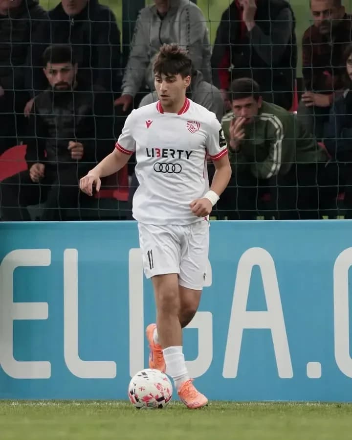 Joueur dribblant le ballon sur le terrain de football Joueur dribblant le ballon sur le terrain de football