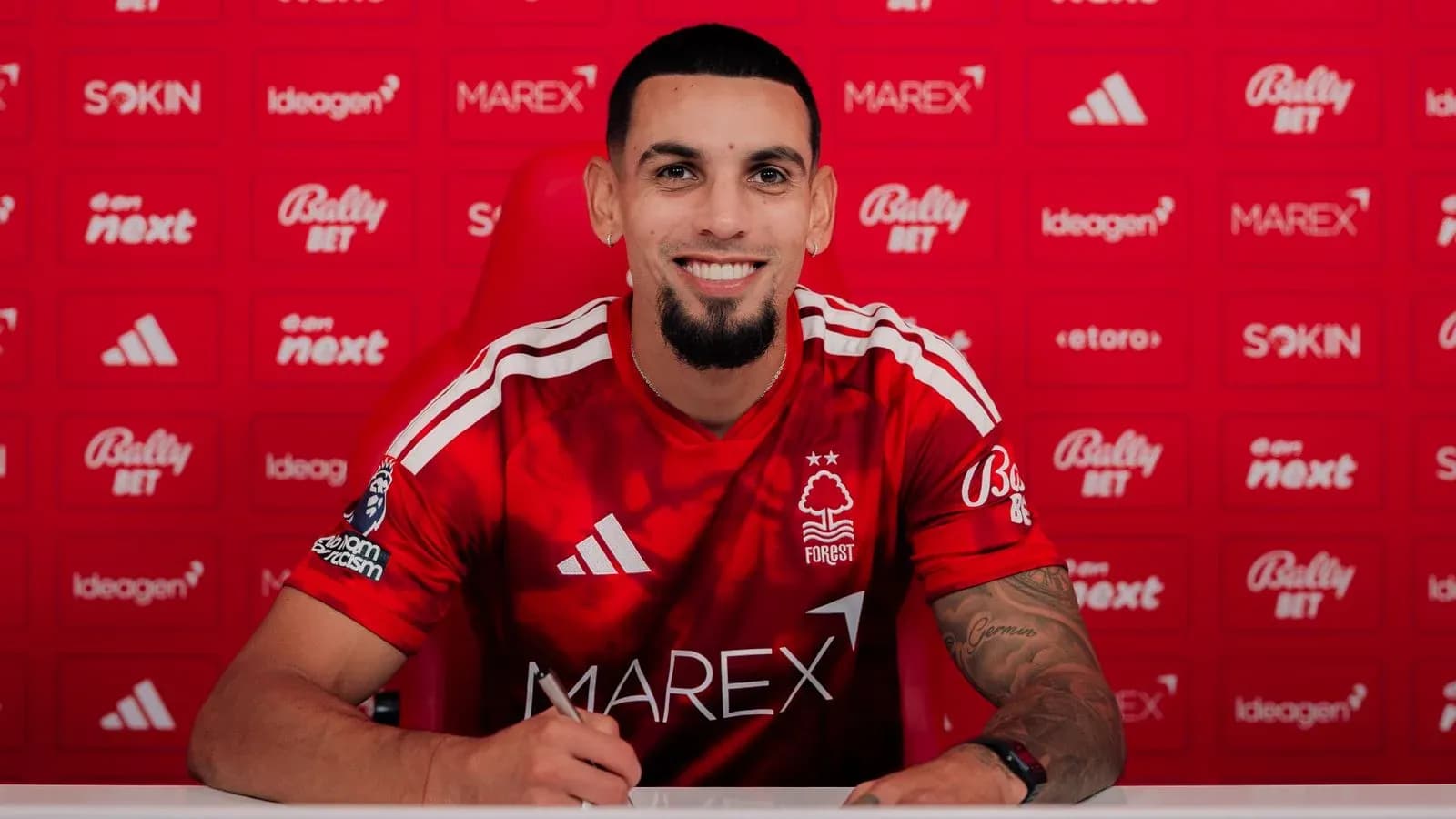 Joueur signant un contrat avec Nottingham Forest Joueur signant un contrat avec Nottingham Forest