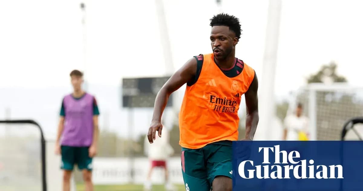 Joueur s'entraînant avec Real Madrid sur le terrain Joueur s'entraînant avec Real Madrid sur le terrain