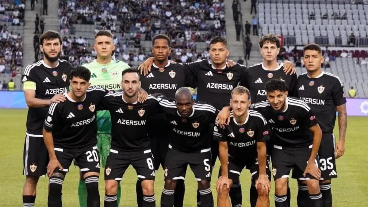 Équipe de Qarabag avant le match Équipe de Qarabag avant le match