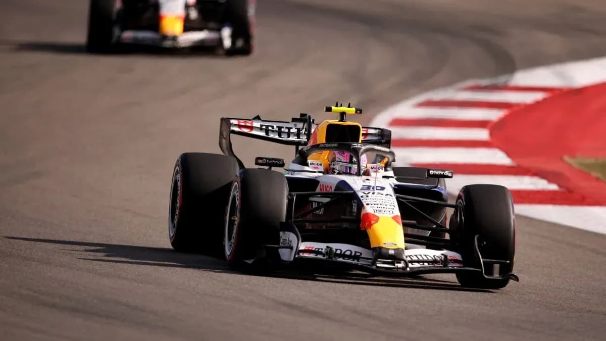 Voiture de F1 sur circuit avec virage serré Voiture de F1 sur circuit avec virage serré