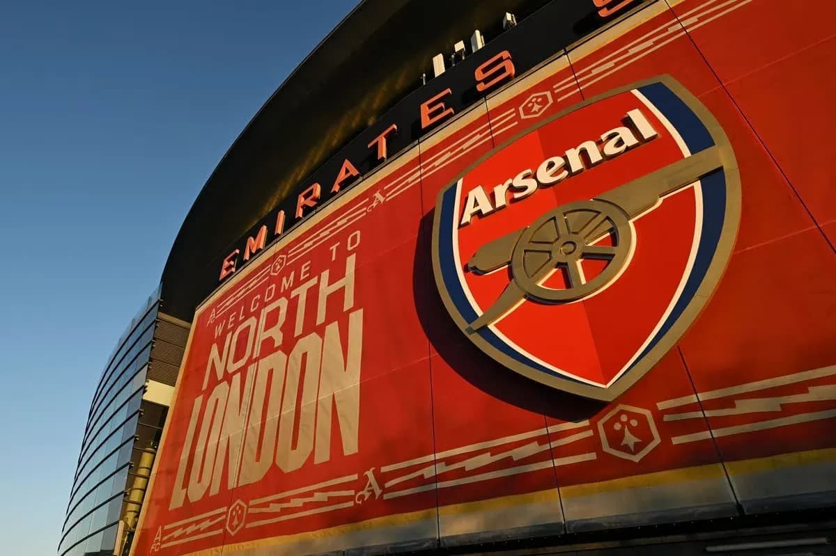 Logo d'Arsenal sur le stade Emirates à Londres Logo d'Arsenal sur le stade Emirates à Londres
