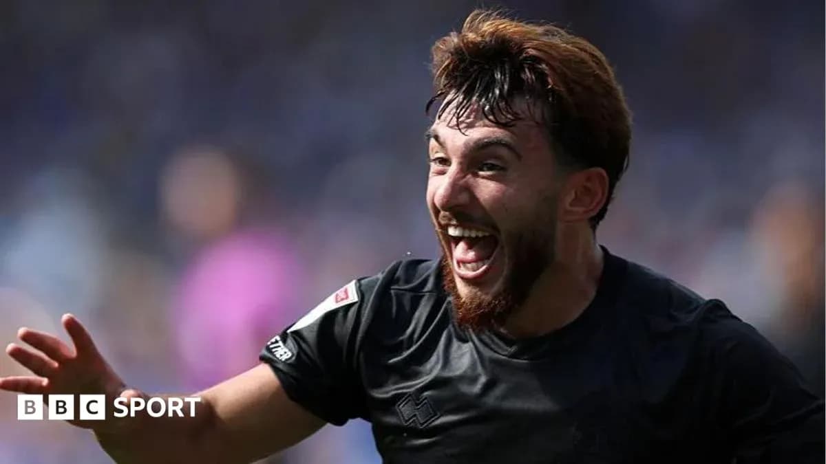 Joueur célébrant un but lors d'un match Joueur célébrant un but lors d'un match