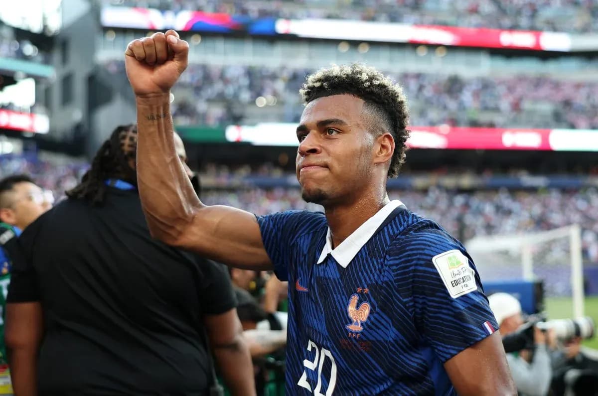 Joueur de France célébrant avec le poing levé Joueur de France célébrant avec le poing levé