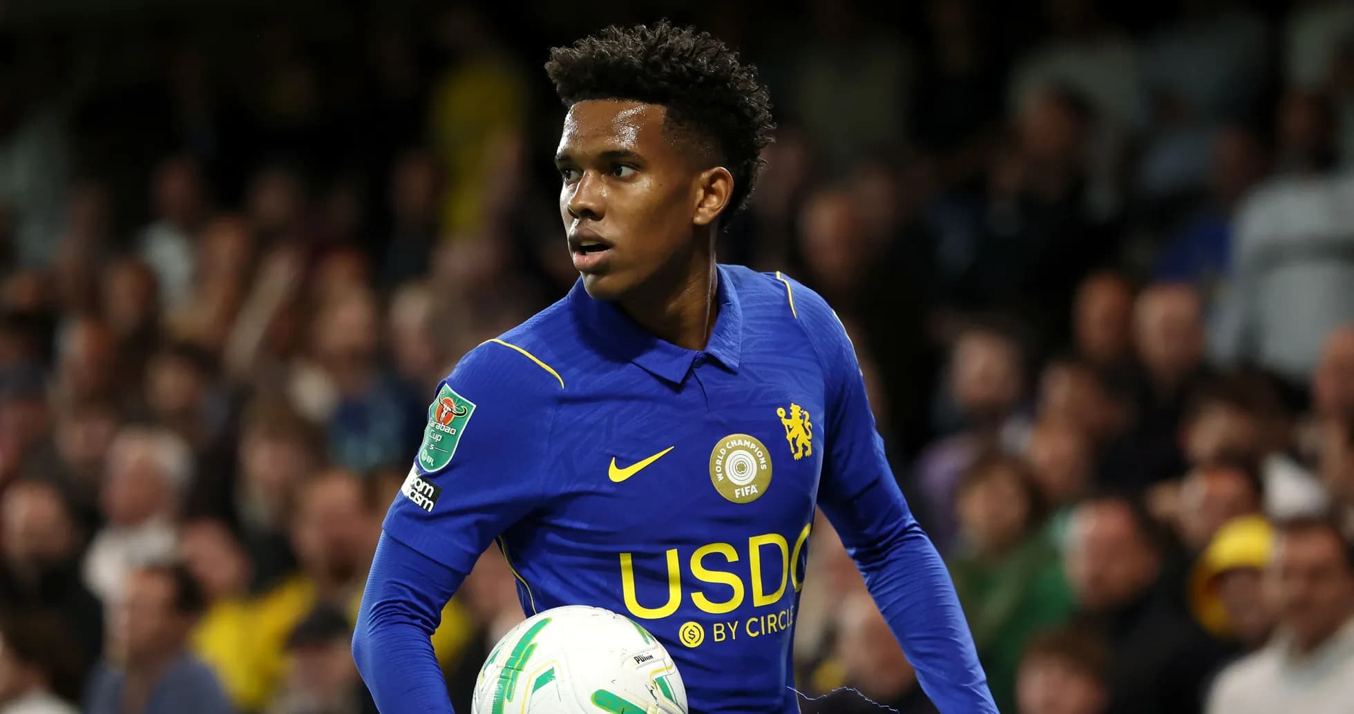 Joueur de Chelsea tenant un ballon pendant un match Joueur de Chelsea tenant un ballon pendant un match