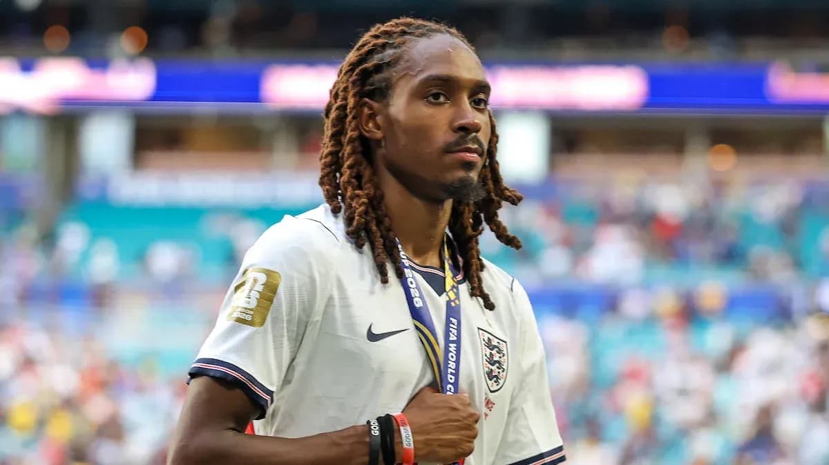 Joueur portant un maillot anglais avec une médaille Joueur portant un maillot anglais avec une médaille