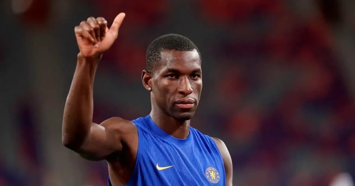 Joueur de Chelsea levant le pouce sur le terrain Joueur de Chelsea levant le pouce sur le terrain